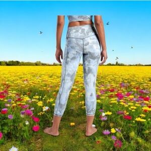 Athleta L Salutation Stash Pocket II Textured Capri Leggings Tie Dye Merri Perri